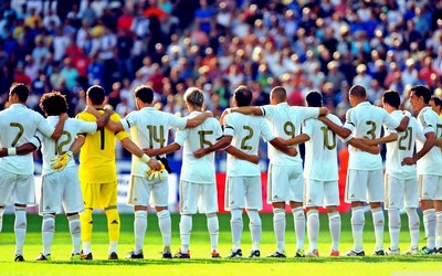 BET5体育热评-斯通斯和女友度假晒照